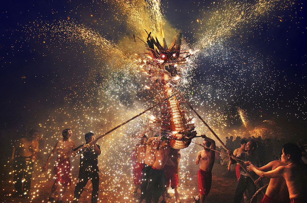 Фестиваль огненного дракона. Место съёмки: Макао, Китай. Номинация: National Awards, Гонконг, 2 место. (Chi Hung Cheung/2014 Sony World Photography Awards)
