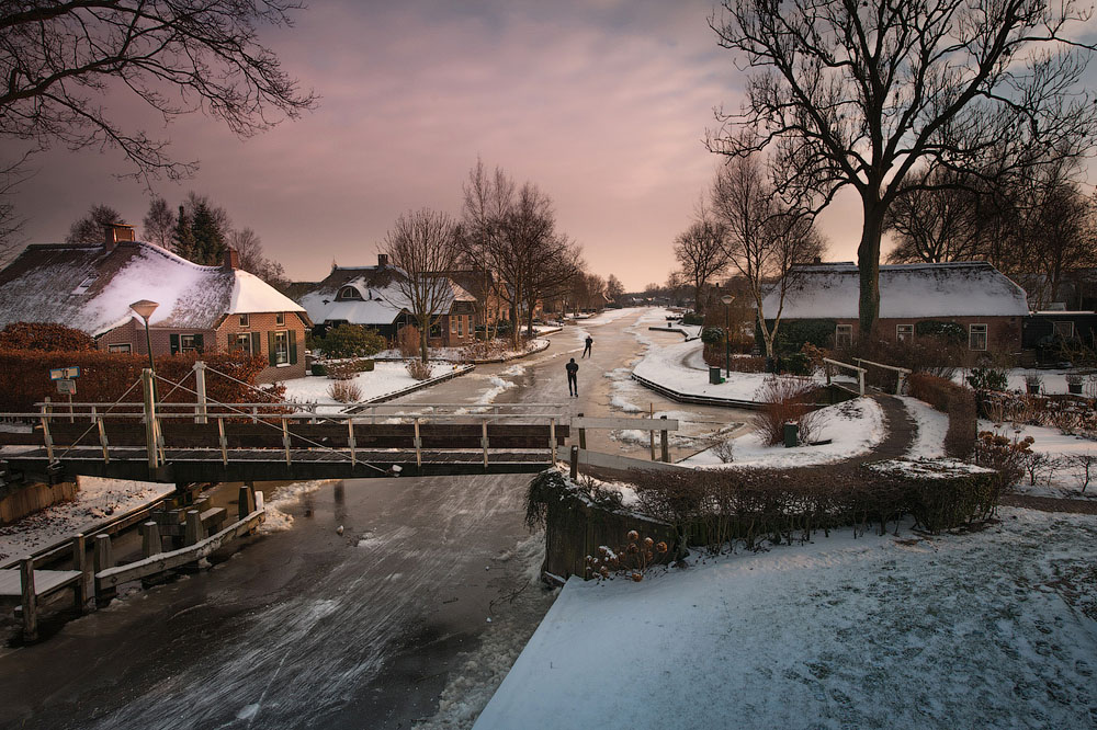 Зима в небольшой голландской деревне. Место съёмки: Стенвейкерланд, Оверэйссел, Нидерланды. Номинация: National Awards, Нидерланды, 1 место. (Theo de Witte/2014 Sony World Photography Awards)
