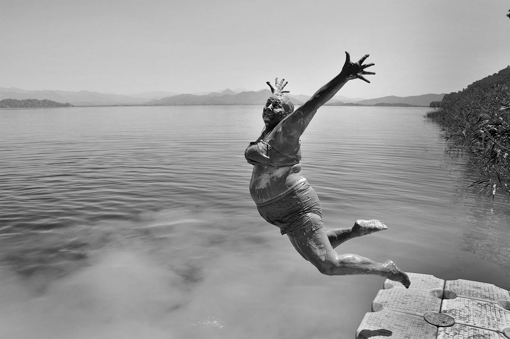 Прыжок в озеро после купания в лечебной грязи. Номинация: National Awards, Турция, 2 место. (Alpay Erdem/2014 Sony World Photography Awards)