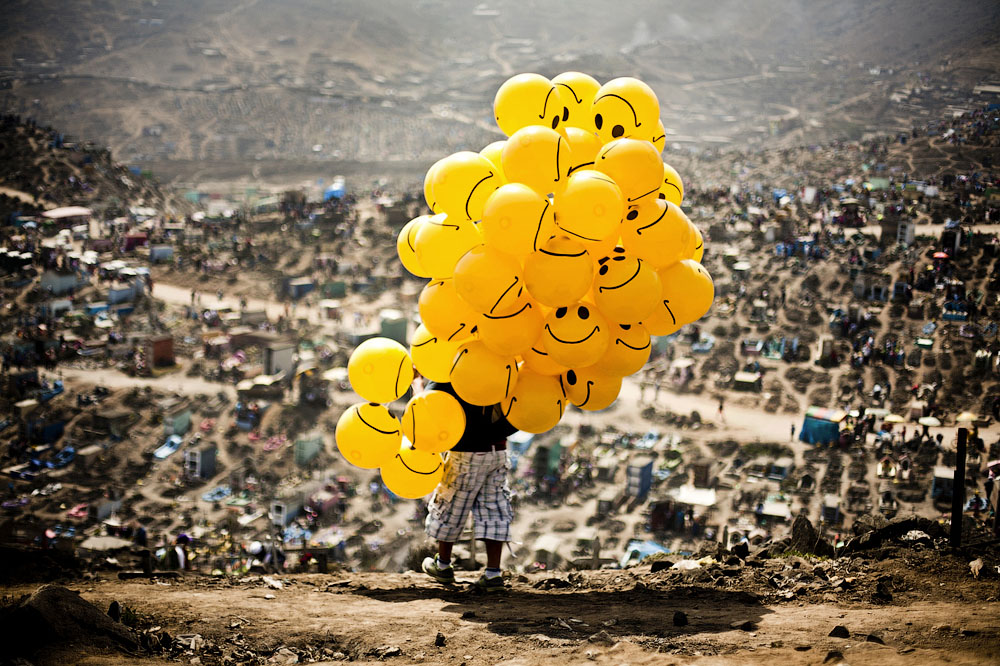 Мужчина продаёт воздушные шары на кладбище. Место съёмки: Лима, Перу. Номинация: National Awards, Перу, 1 место. (Milko Torres Ramirez/2014 Sony World Photography Awards)
