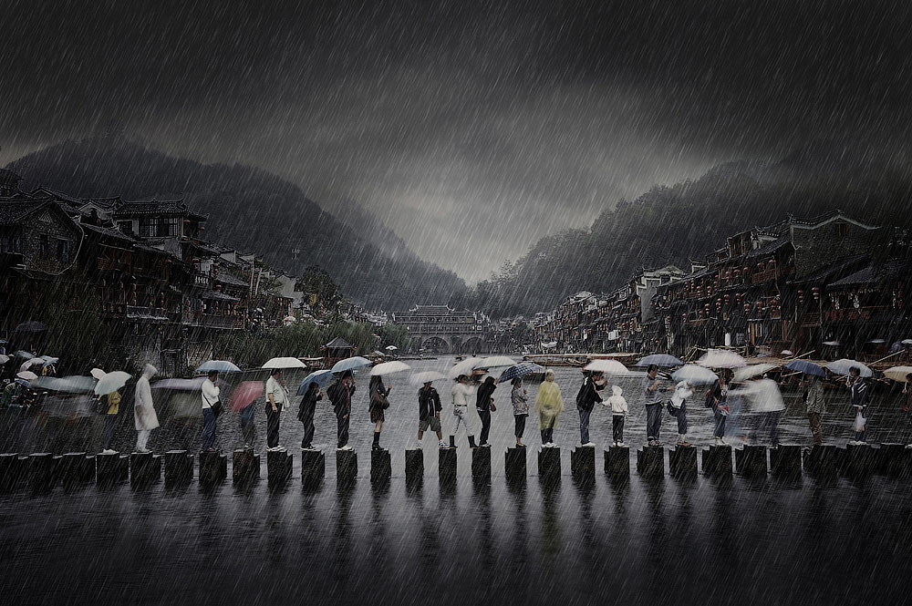 Дождь в древнем городе. Место съёмки: Фэнхуан, Хунань, Китай. Номинация: Travel, Open Competition, 1 место. (Chen Li/2014 Sony World Photography Awards)