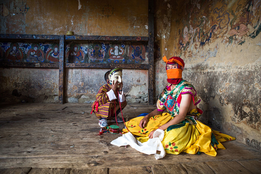 Мальчик примеряет маску танцора на фестивале в монастыре Тамшинг-Лакханг. Место съёмки: Бумтанг, Бутан. Номинация: National Awards, Сингапур, 2 место. (Joyce Le Mesurier/2014 Sony World Photography Awards)