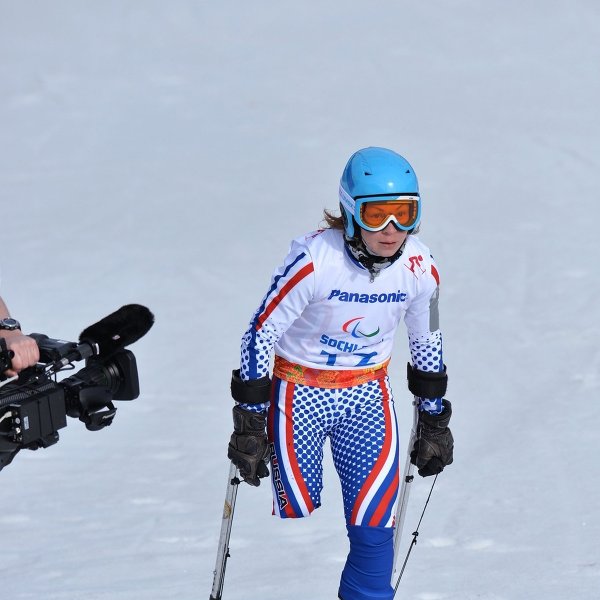 Инга Медведева (Россия) на финише скоростного спуска в классе LW 2-9 (стоя) на соревнованиях по горнолыжному спорту среди женщин на XI Паралимпийских зимних играх в Сочи.