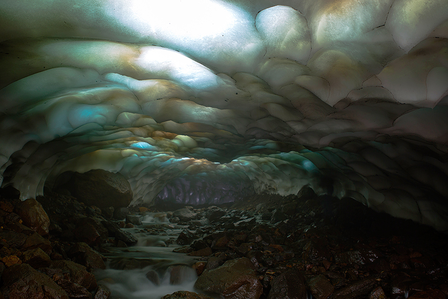 Снежные пещеры Камчатки. Автор фото - Денис Будьков