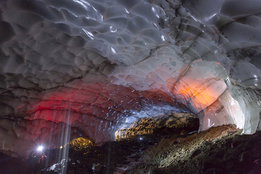 Снежные пещеры Камчатки. Автор фото - Денис Будьков