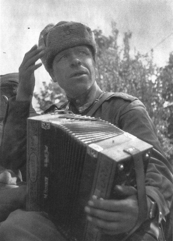 Старший лейтенант из состава освободителей Чехословакии с трофейным аккордеоном производства известной немецкой компании Hohner Musikinstrumente. Май 1945 года. Автор: Л. Немечек (L. Nemecek)