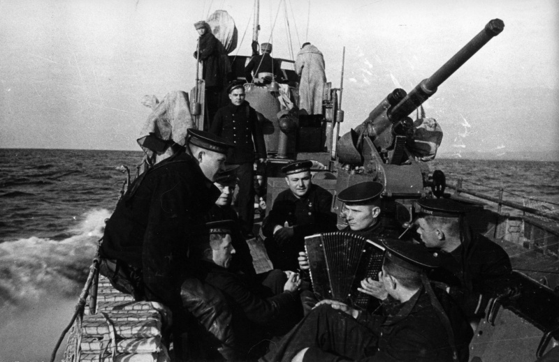 Моряки советского малого охотника СКА-092 слушают гармониста во время похода. Автор неизвестен