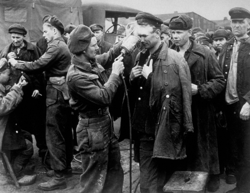 Канадские военные проводят дезинфекцию освобожденных советских военнопленных в городе Фризойте (Friesoythe), Германия. Апрель 1945 