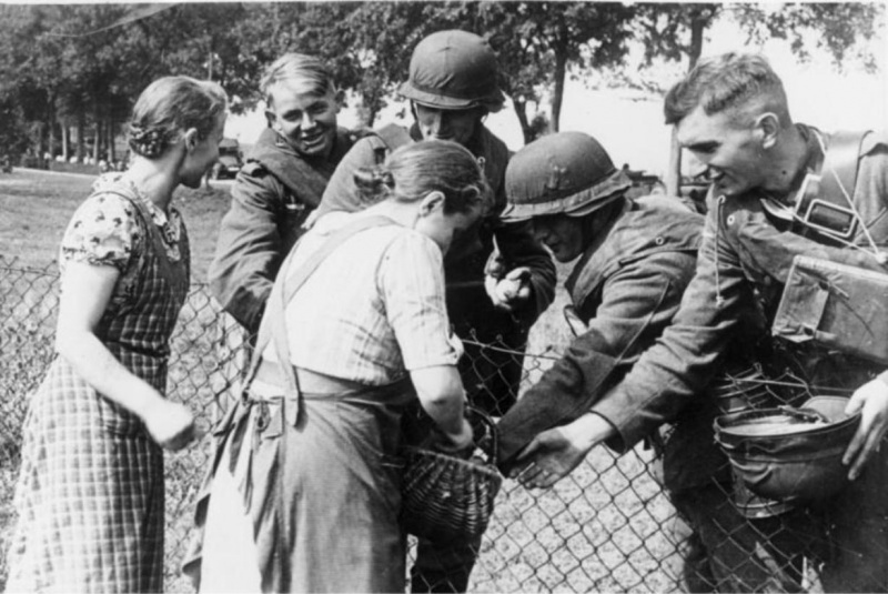 Польские женщины угощают немецких солдат хлебом. 