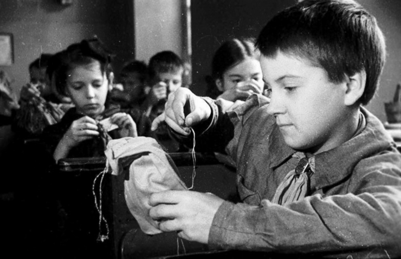 Учащиеся 3-го класса женской школы №216 Куйбышевского района Ленинграда готовят кисеты в подарок фронтовикам. 1943. 