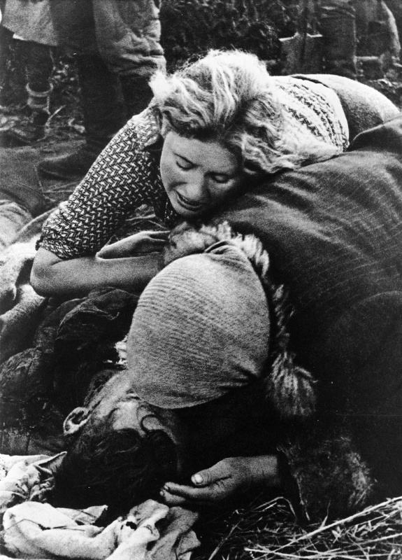 Советские женщины оплакивают жертв гитлеровцев. Авторское название фотографии — «Жертвы фашисткого террора». Василий Аркашев. 1943 