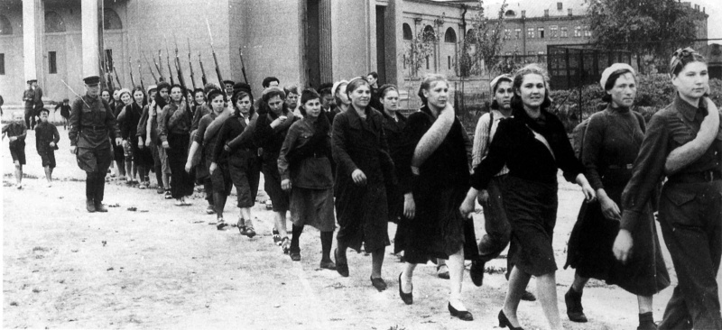 Советские девушки-добровольцы направляются на фронт. Лето 1941 года