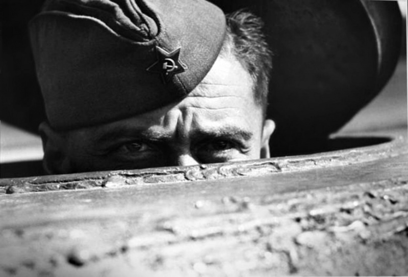 Наводчик советского танка выглядывает из люка своего танка во время битвы за Берлин. Апрель 1945. Источник: bag-of-dirt.tumblr.com