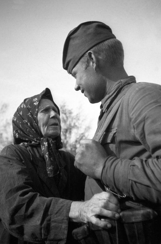 Жительница освобожденного украинского села и советский солдат. Август 1943. Автор: Семен Фридлянд