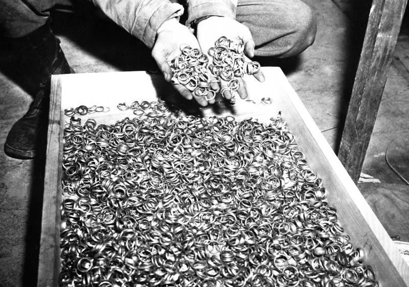 Обручальные кольца, обнаруженные американскими солдатами 5 мая 1945 г. в Бухенвальде.  5 мая 1945