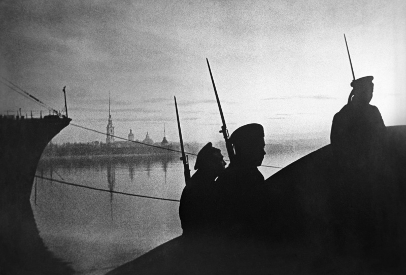 Трое матросов идут по Эрмитажном мосту в Ленинграде. 1941