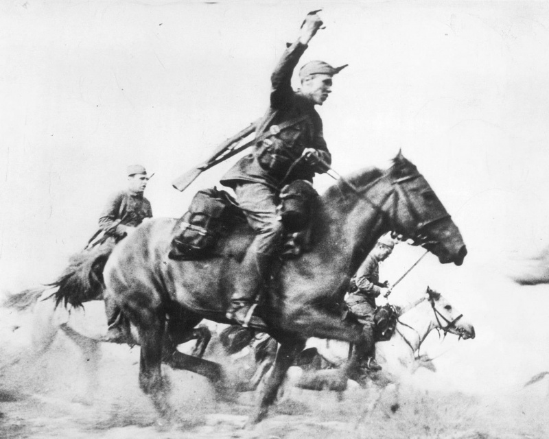 Советские кавалеристы в сабельной атаке. 1941