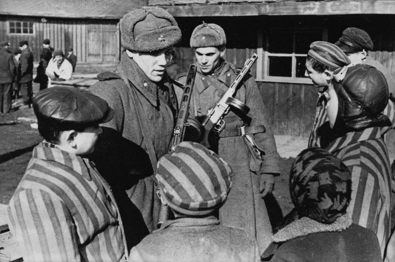 Советские солдаты общаются с детьми, освобожденными из Освенцима. Освенцим, Польша. Январь 1945