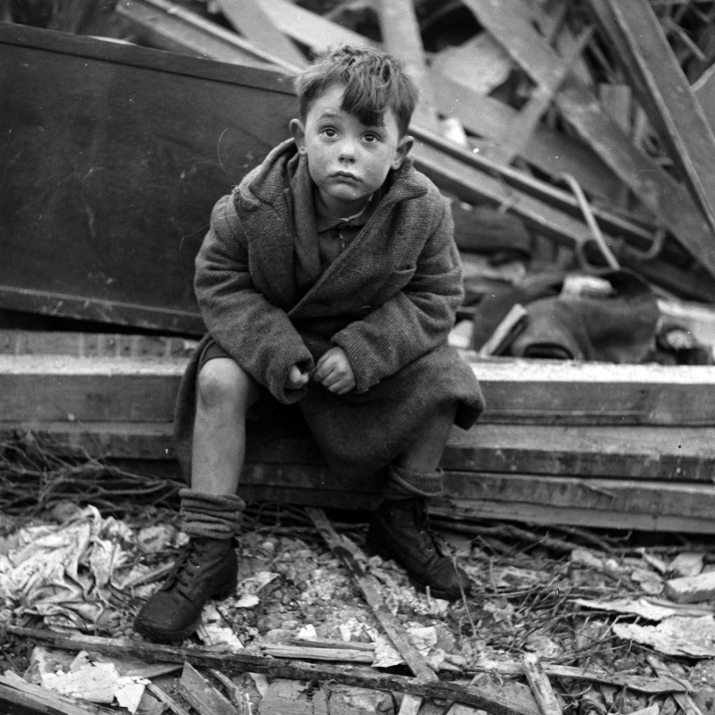 Лондонский мальчик на развалинах своего дома, где погибли его родители после попадания немецкой ракеты Фау-2. Январь 1945. Автор: Тони Фрисселл (Toni Frissell)