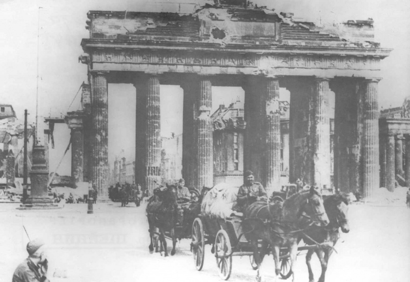 Советские солдаты на конных подводах проезжают возле Бранденбургских ворот в Берлине. 1945. Авторы: Борис Шейнин