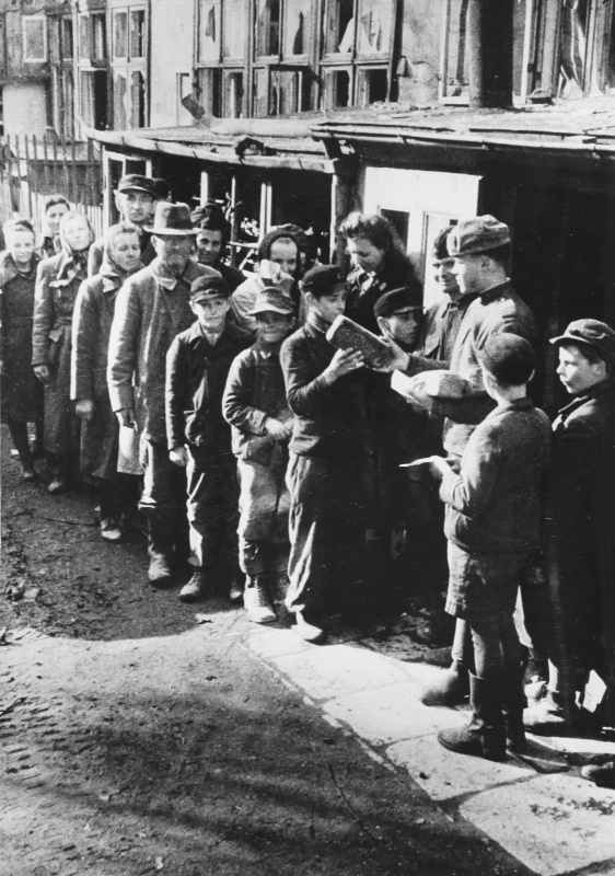 Советские солдаты раздают хлеб жителям немецкого города Бреслау. 1945. 