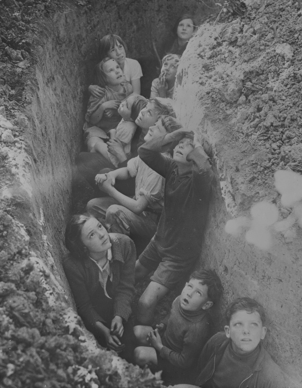 Британские дети ждут отмены воздушной тревоги. 1940 год. Автор: Джон Тофэм (John Topham)