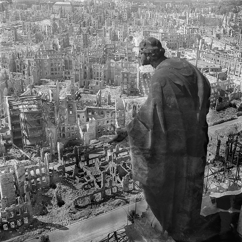 Вид с городской ратуши Дрездена на руины города после англо-американских бомбардировок в феврале 1945 года. Справа, скульптура Августа Шрайтмюллера (August Schreitmueller) — «Добро».