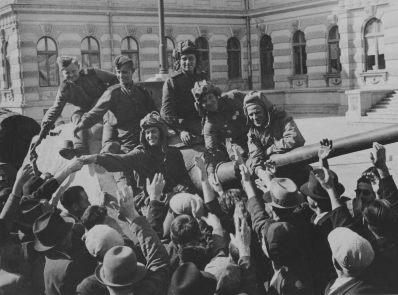 Жители Бухареста приветствуют советских солдат, сидящих на броне истребителя танков СУ-85. Источник: www.nationaalarchief.nl. Бухарест, Румыния. 23.09.1944. Автор: Михаил Трахман