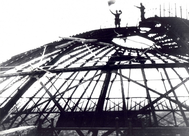 Советские солдаты с флагом на крыше разрушенного здания Панорамы «Оборона Севастополя» в освобожденном Севастополе. 1944. Автор: Борис Шейнин