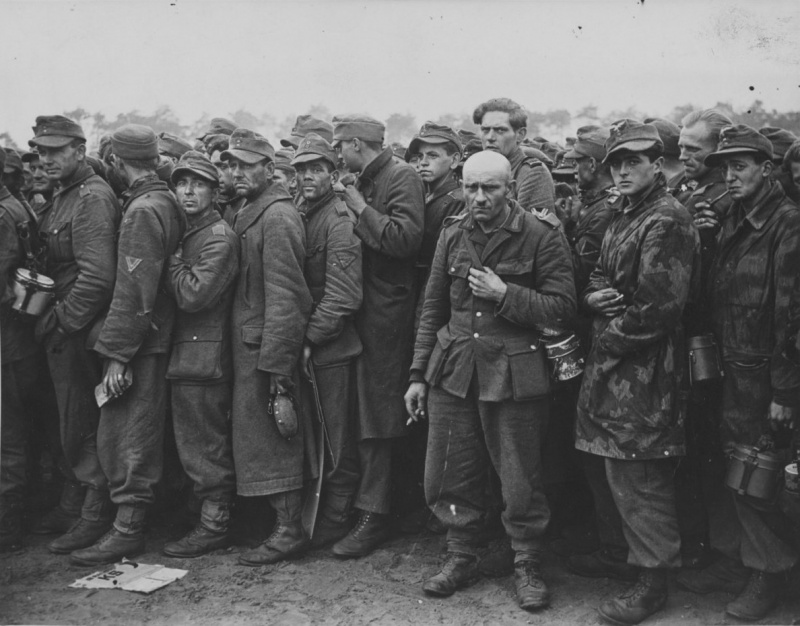 Немецкие военнопленные в Нидерландах в очереди за едой. 1944