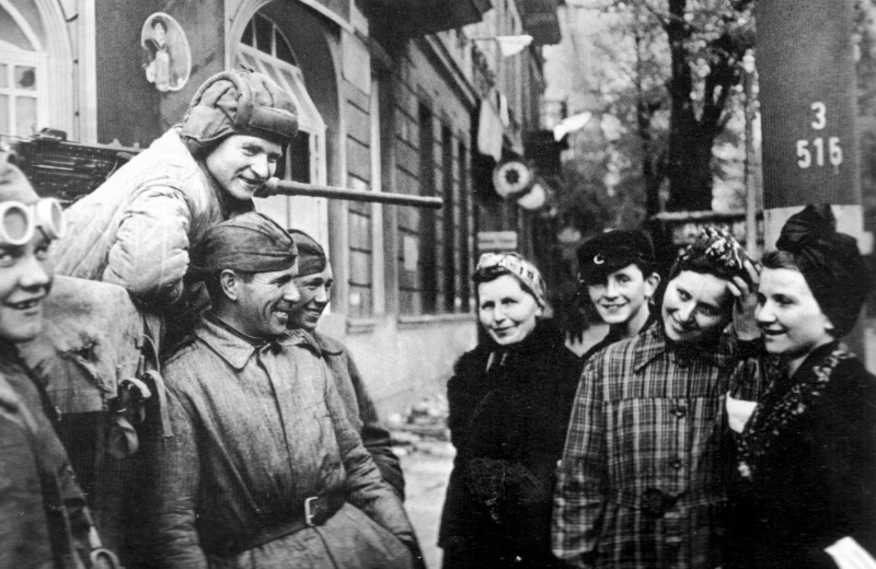 Первый день мира в Берлине. Советские солдаты общаются с мирными жителями. 1945. 