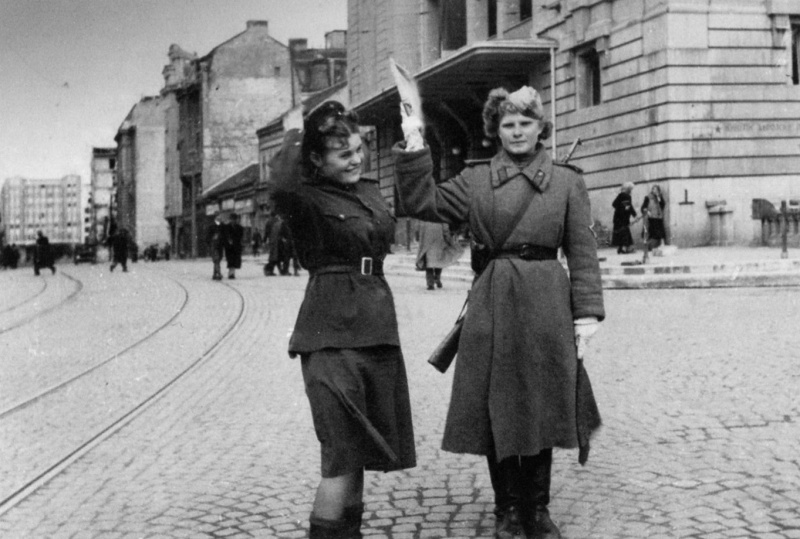 Советские девушки-регулировщицы в Белграде на площади Республики. Справа — здание Народного театра.