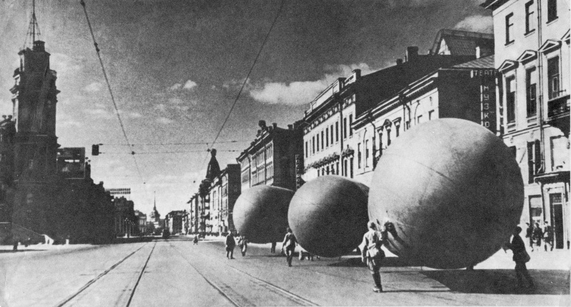 Заградительные аэростаты на Невском проспекте блокадного Ленинграда.