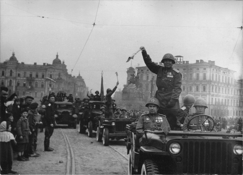 Автоколонна на параде в Киеве 1 мая 1945 года. Киев, Украина, СССР. 01.05.1945