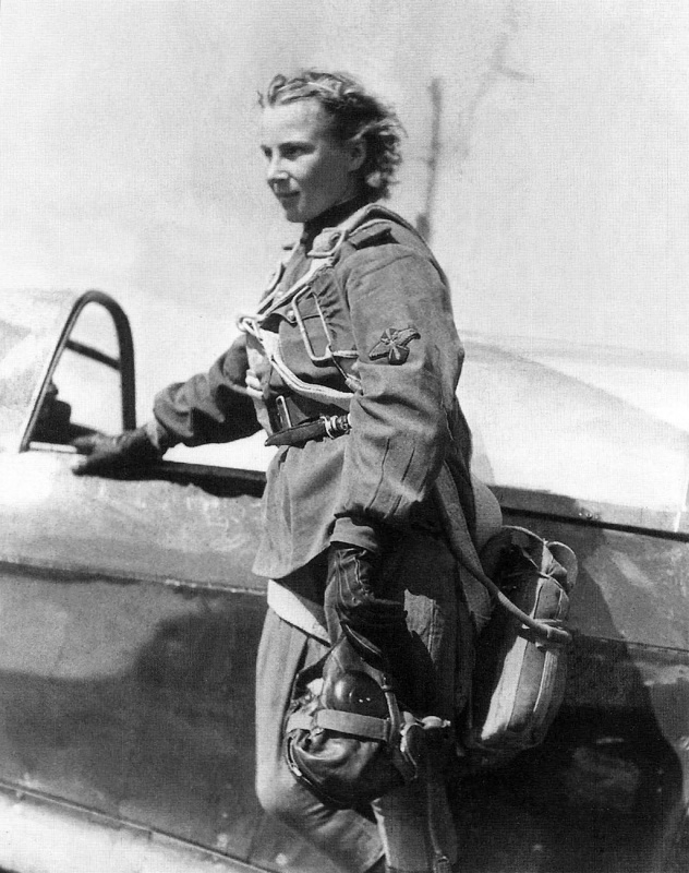 Пилот 73-го гвардейского истребительного авиаполка младший лейтенант Лидия Литвяк (1921—1943) после боевого вылета на крыле своего истребителя Як-1Б.