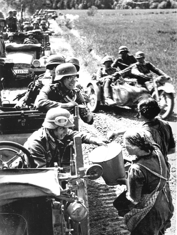 Литовские женщины дают воду немецким солдатам.
