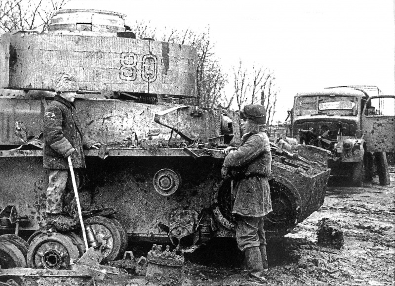 Дети у подбитого советскими войсками немецкого танка.