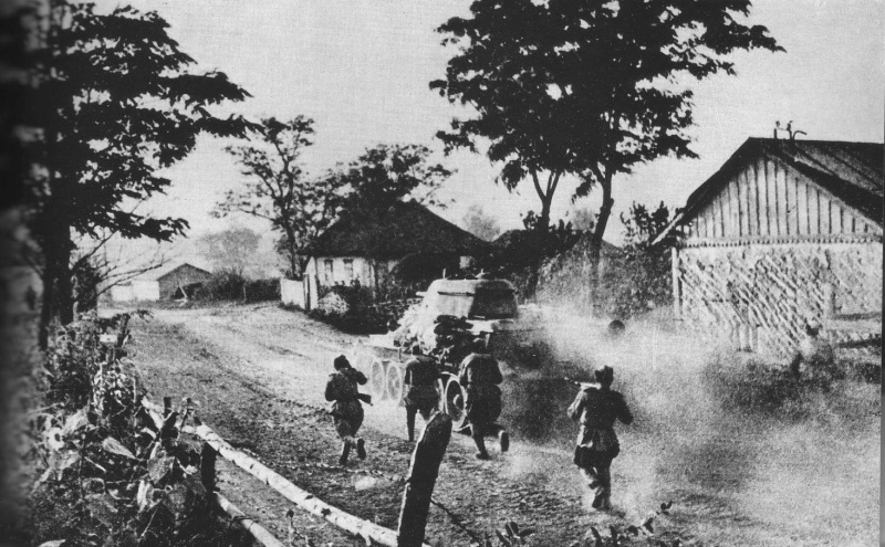 Советская пехота при поддержке танка Т-34 ведет бой в украинском селе. Лето 1943 года. Источник информации о фото: commons.wikimedia.org