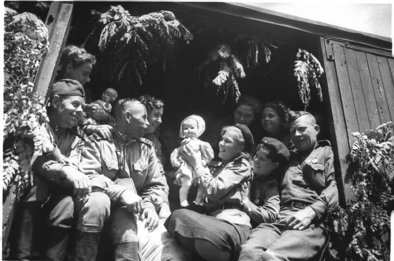 Советские солдаты фотографируются в вагоне поезда перед отправкой домой из Берлина. 1945. Автор: Наталья Боде. Источник информации о фото: www.fotosoyuz.ru