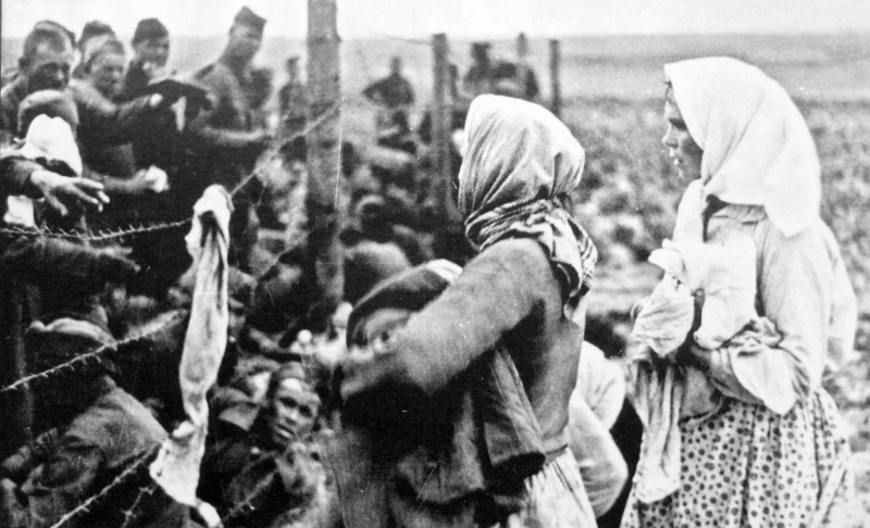Женщины раздают хлеб советским военнопленным. Калининская область, СССР. 1942 год