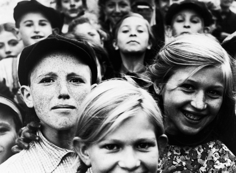 Еврейские дети из гетто в польском городе Шидловец (Szydlowiec).