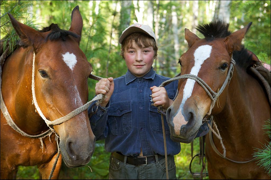 Для детей староверов конь – не проблема. Помогая по хозяйству, они рано учатся общаться с домашними животными