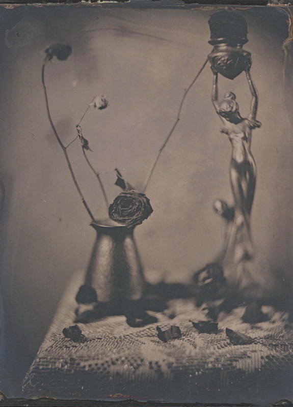 Геннадий Смирнов. Мертвые цветы и танцующая девушка. Амбротип 18х24 см на прозрачном стекле