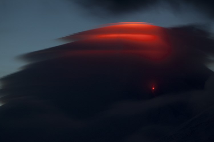 Лентикулярное облако над извергающимся вулканом. Фото: Юля Пушкарева
