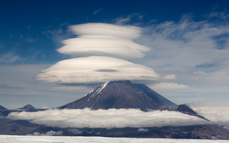 Вулкан Ключевская сопка, вид с ледника на вулкане Толбачик. Фото: Денис Будьков