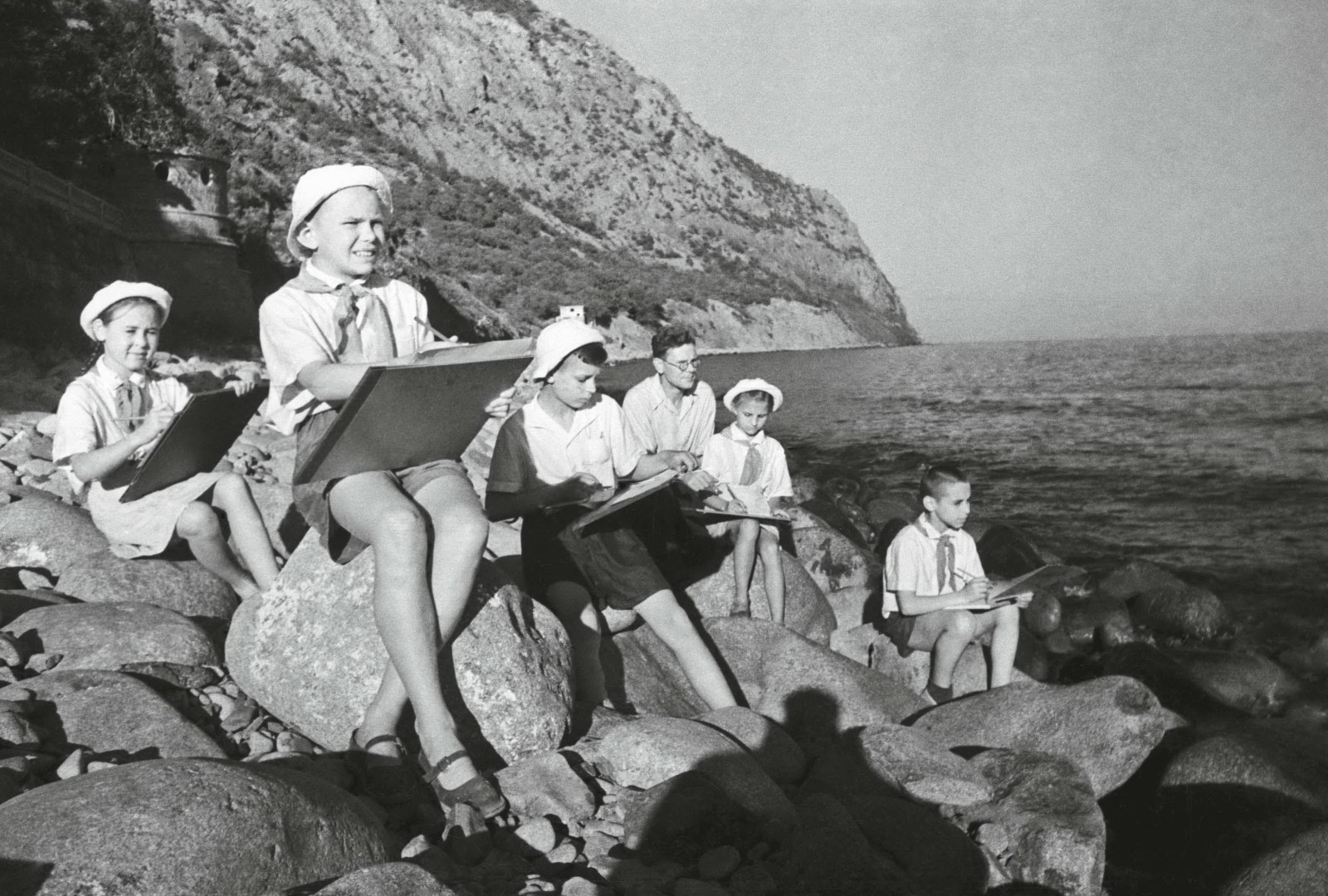 Юные художники на берегу Черного моря. 1950 год