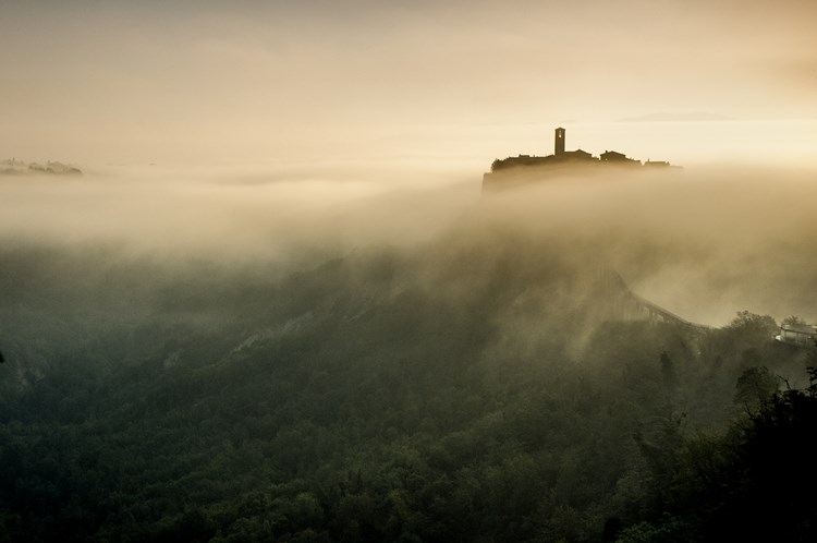 Чивита ди Баньореджо в утреннем тумане