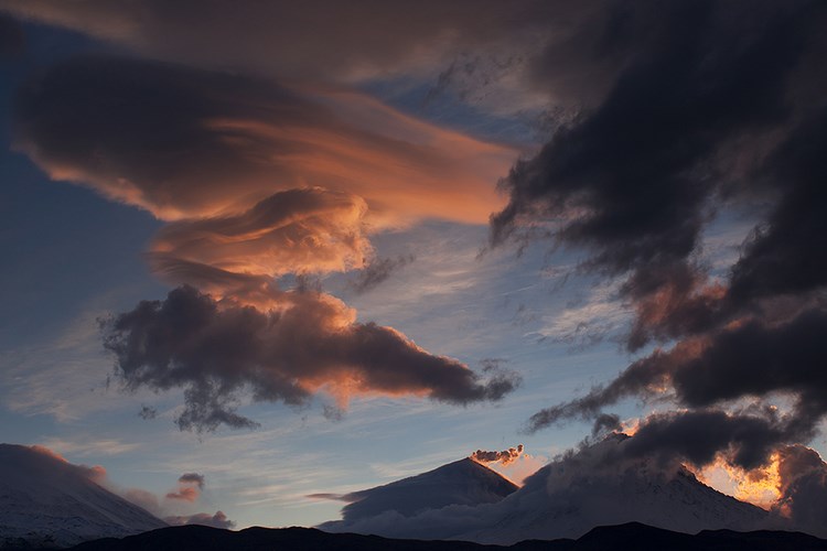 Лентикулярные облака, подсвечиваемые потоками лавы. Фото: Денис Будьков