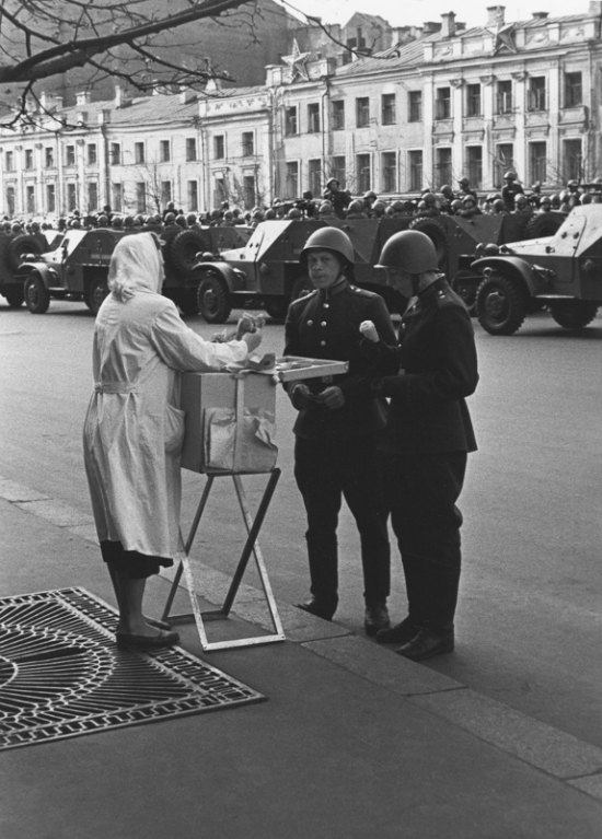 На первомайском параде. Мороженое. Автор: Юрий Кривоносов, 1950 год