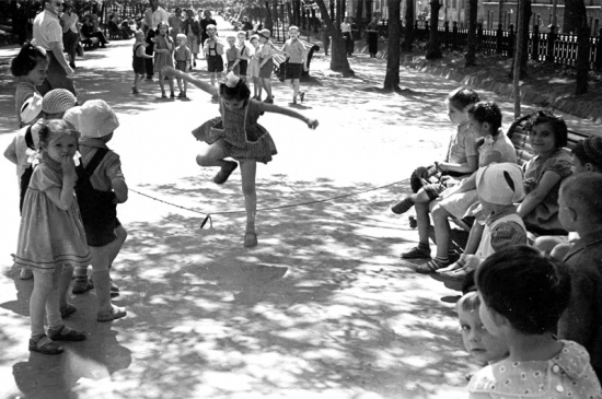 Тверской бульвар, скакалка. Автор: Владимир Лагранж, 1961 год